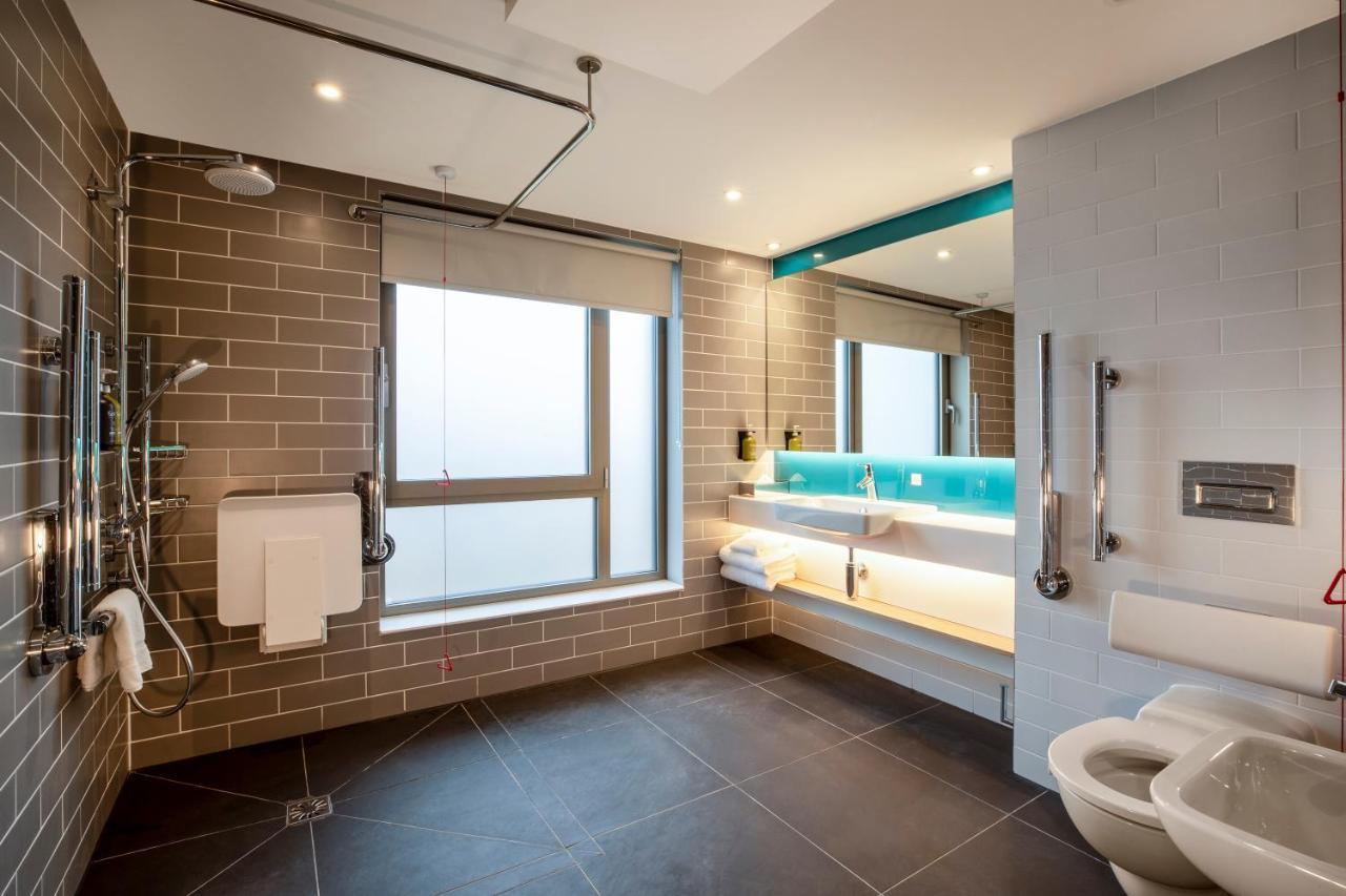 Holiday Inn Express Cambridge West - Cambourne By Ihg Buitenkant foto