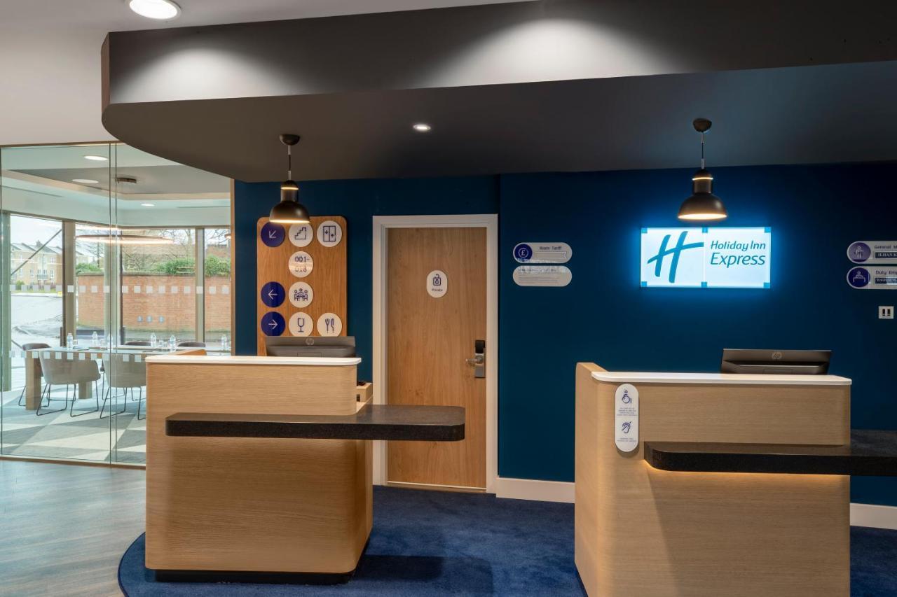 Holiday Inn Express Cambridge West - Cambourne By Ihg Buitenkant foto