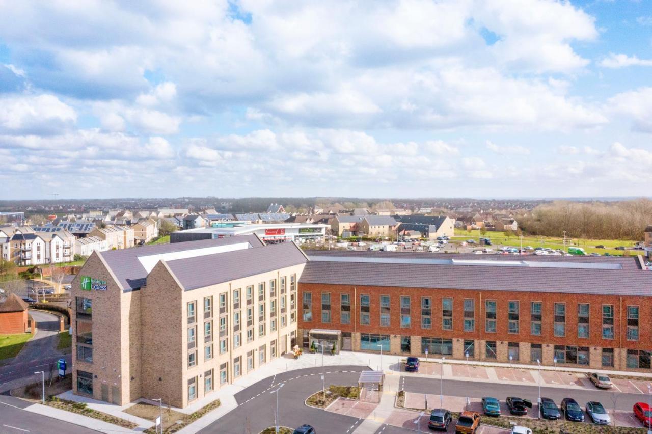 Holiday Inn Express Cambridge West - Cambourne By Ihg Buitenkant foto