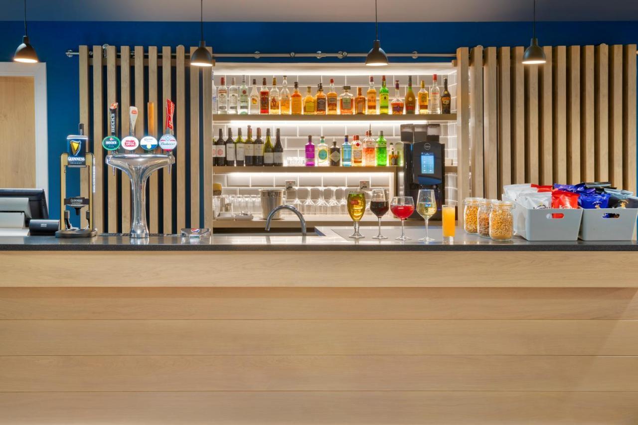 Holiday Inn Express Cambridge West - Cambourne By Ihg Buitenkant foto